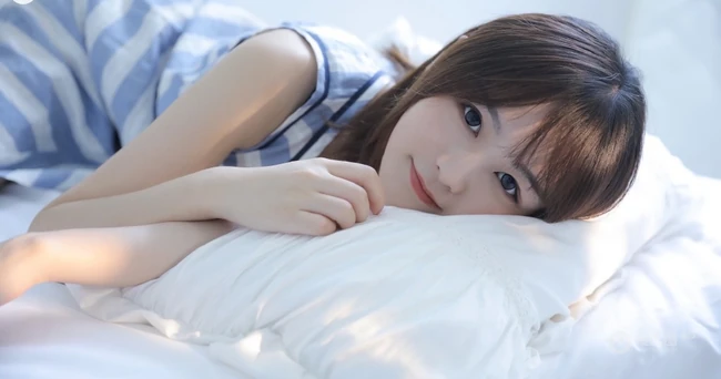 清新秀气齐肩短发少女蓝白条纹睡裙装室内唯美写真