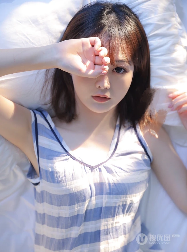 清新秀气齐肩短发少女蓝白条纹睡裙装室内唯美写真