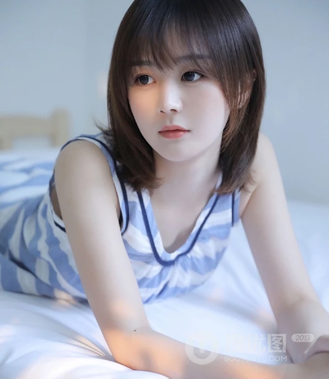 清新秀气齐肩短发少女蓝白条纹睡裙装室内唯美写真