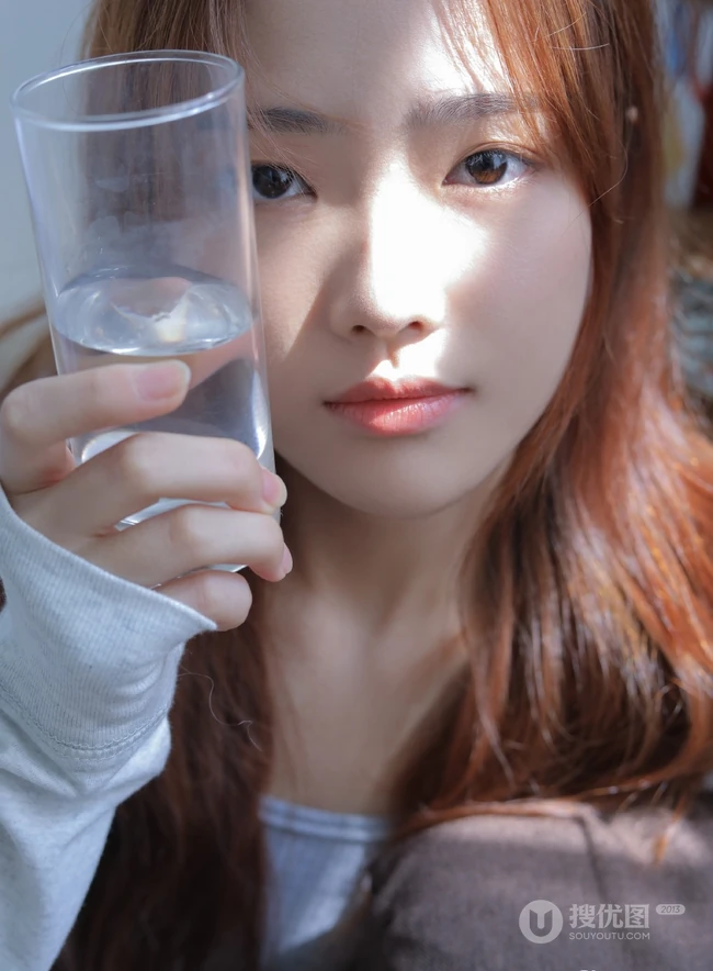 清新秀气齐肩短发少女蓝白条纹睡裙装室内唯美写真