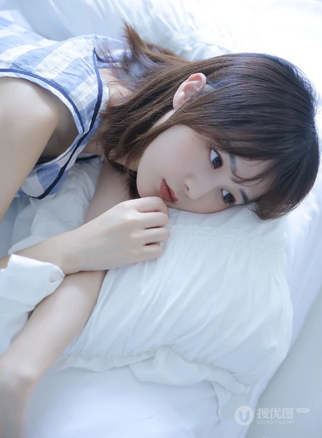 清新秀气齐肩短发少女蓝白条纹睡裙装室内唯美写真