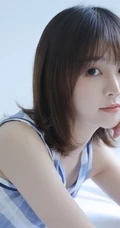 清新秀气齐肩短发少女蓝白条纹睡裙装室内唯美写真