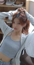 长发线条感白皙少女肩带背心搭牛仔短裤室内写真图片