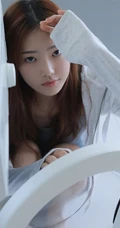 长发线条感白皙少女肩带背心搭牛仔短裤室内写真图片