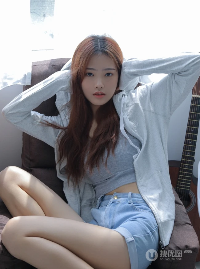 长发线条感白皙少女肩带背心搭牛仔短裤室内写真图片