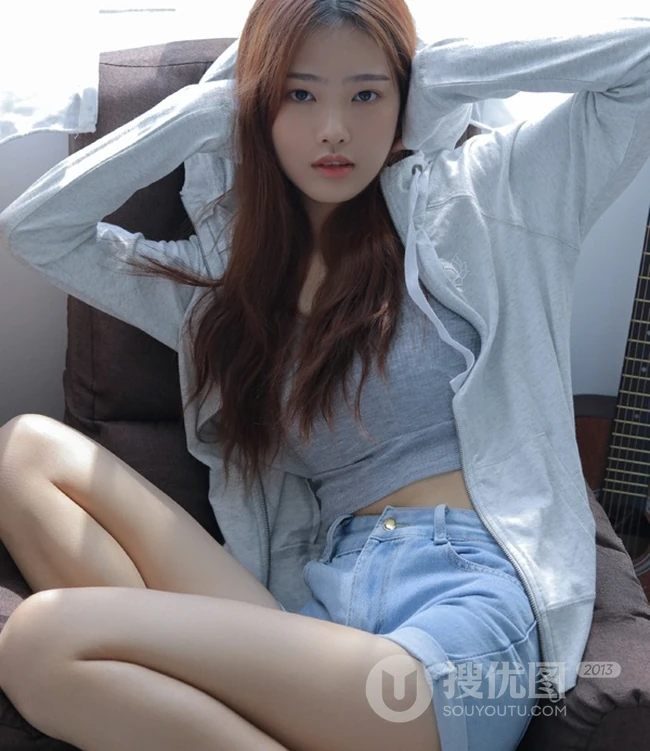 长发线条感白皙少女肩带背心搭牛仔短裤室内写真图片