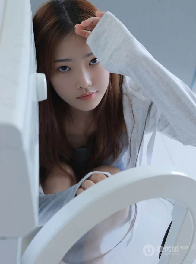 长发线条感白皙少女肩带背心搭牛仔短裤室内写真图片