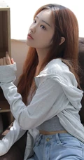 长发线条感白皙少女肩带背心搭牛仔短裤室内写真图片
