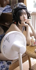 带头盔的气质匀称白皙少女肩带牛仔裤室内气质写真图片