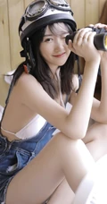 带头盔的气质匀称白皙少女肩带牛仔裤室内气质写真图片