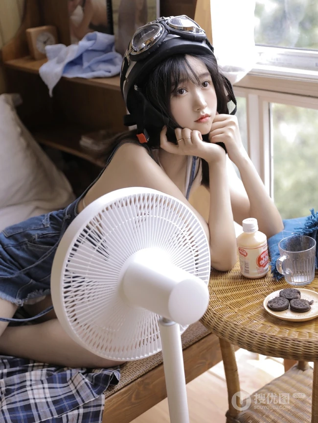 带头盔的气质匀称白皙少女肩带牛仔裤室内气质写真图片