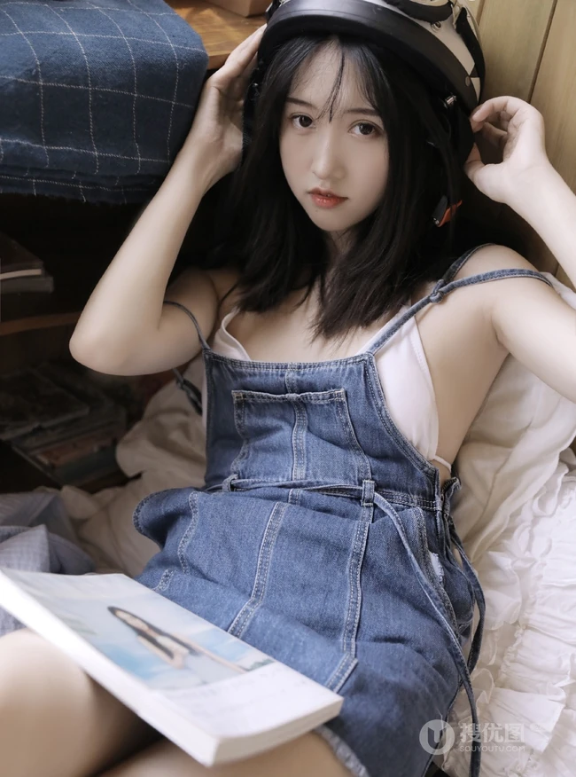 带头盔的气质匀称白皙少女肩带牛仔裤室内气质写真图片