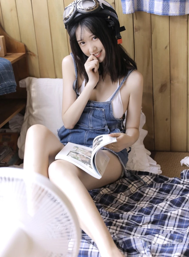 带头盔的气质匀称白皙少女肩带牛仔裤室内气质写真图片