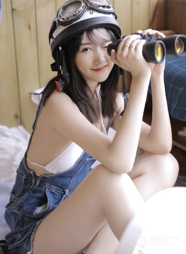 带头盔的气质匀称白皙少女肩带牛仔裤室内气质写真图片