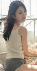 长发妹子气质白色肩带背心搭配短裤家居服室内写真集