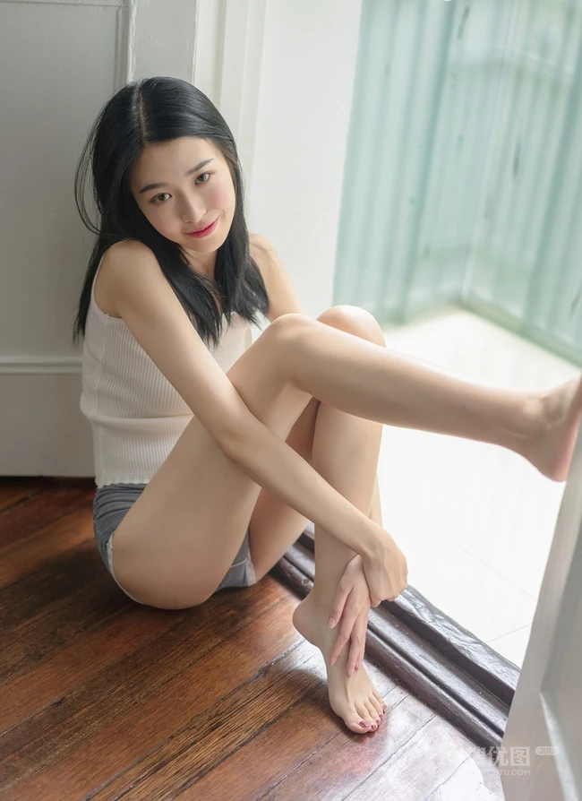长发妹子气质白色肩带背心搭配短裤家居服室内写真集