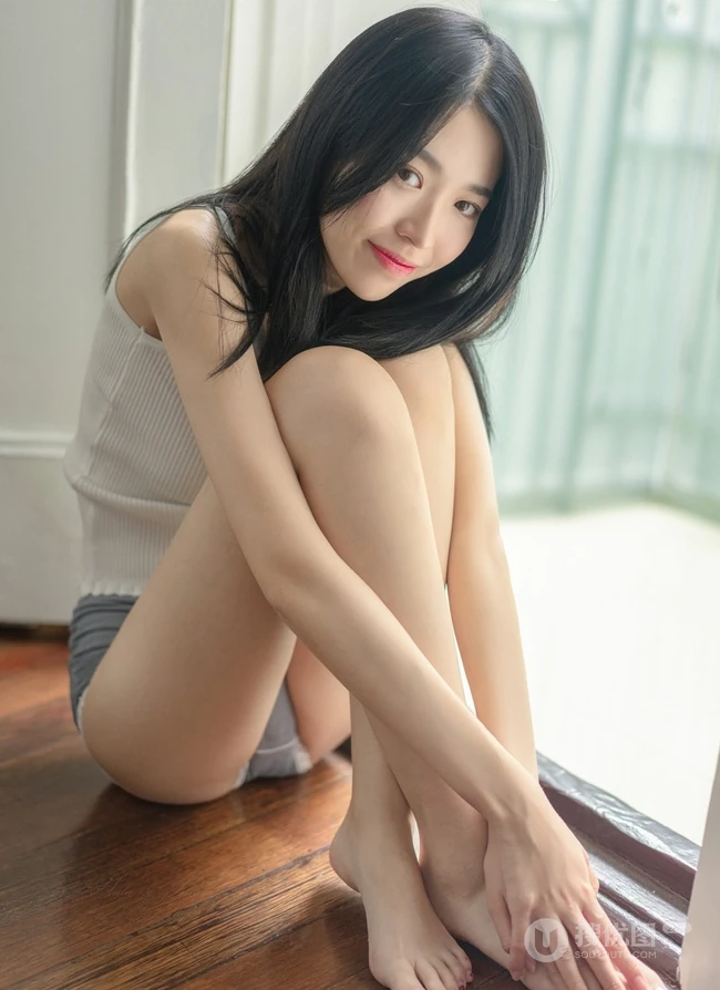 长发妹子气质白色肩带背心搭配短裤家居服室内写真集