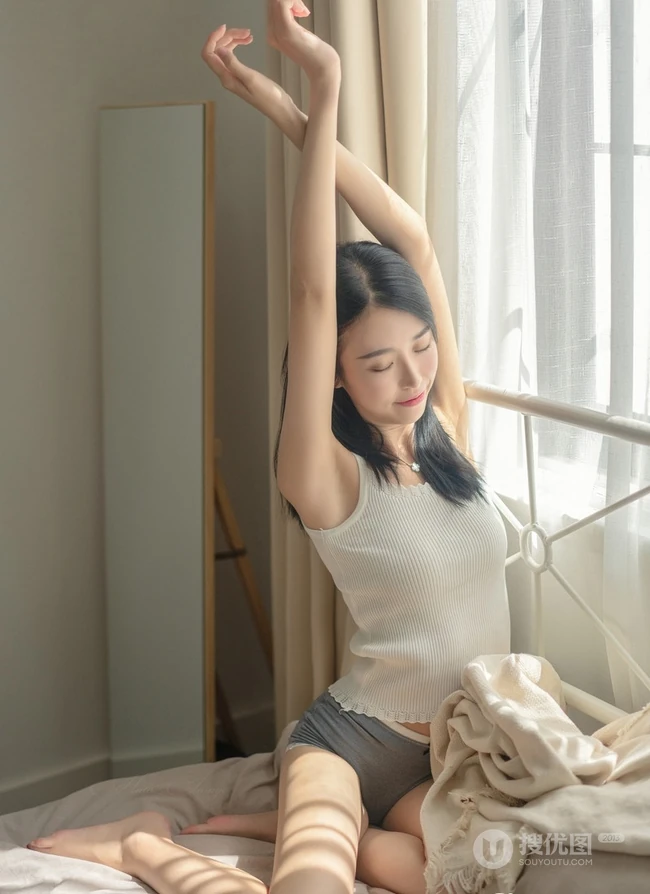 长发妹子气质白色肩带背心搭配短裤家居服室内写真集