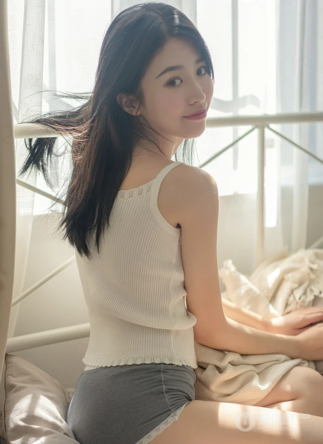 长发妹子气质白色肩带背心搭配短裤家居服室内写真集