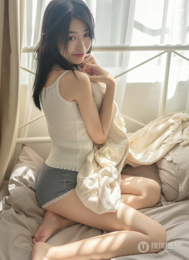 长发妹子气质白色肩带背心搭配短裤家居服室内写真集
