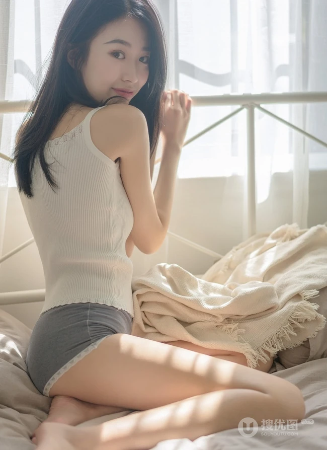 长发妹子气质白色肩带背心搭配短裤家居服室内写真集
