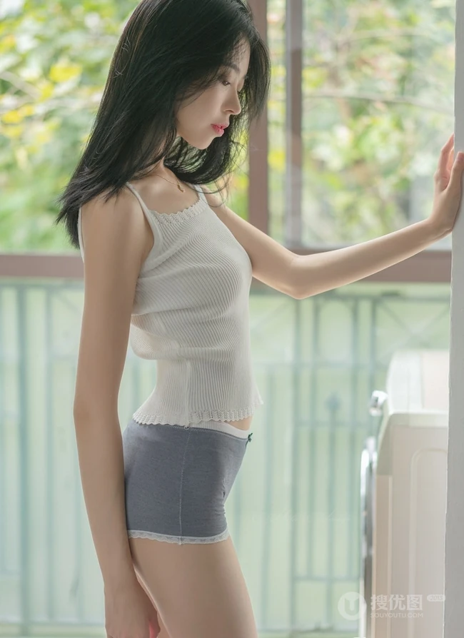 长发妹子气质白色肩带背心搭配短裤家居服室内写真集