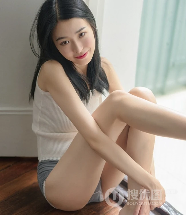 长发妹子气质白色肩带背心搭配短裤家居服室内写真集