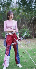 气质纤细线条苗条女生夏木颖 户外靶场玩复合弓写真图片