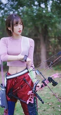气质纤细线条苗条女生夏木颖 户外靶场玩复合弓写真图片
