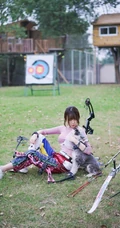 气质纤细线条苗条女生夏木颖 户外靶场玩复合弓写真图片