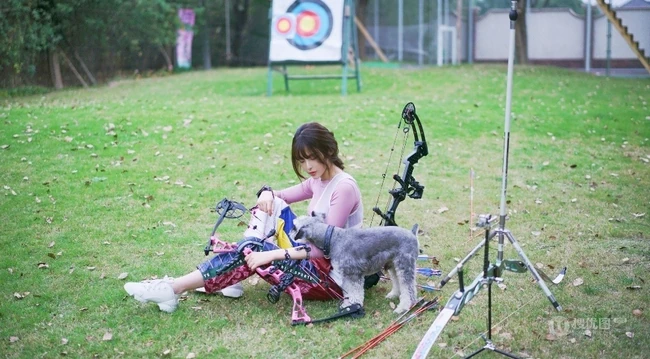 气质纤细线条苗条女生夏木颖 户外靶场玩复合弓写真图片