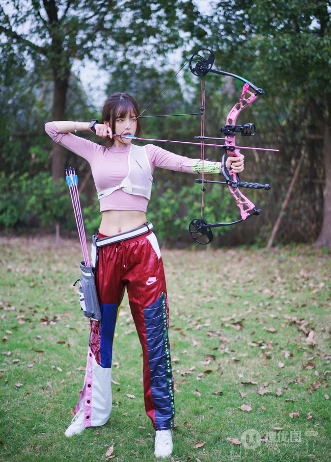气质纤细线条苗条女生夏木颖 户外靶场玩复合弓写真图片