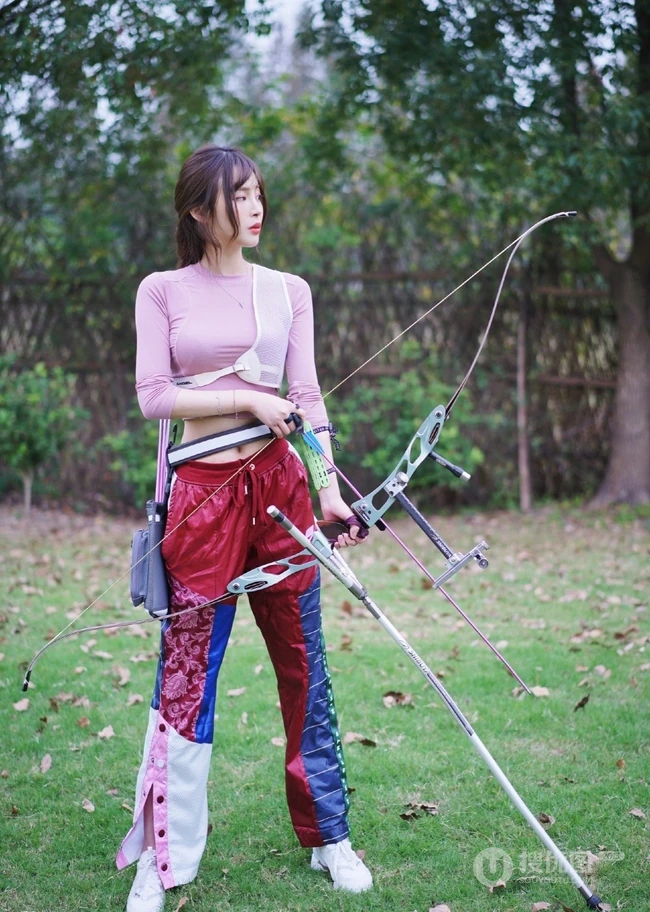 气质纤细线条苗条女生夏木颖 户外靶场玩复合弓写真图片