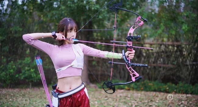 气质纤细线条苗条女生夏木颖 户外靶场玩复合弓写真图片