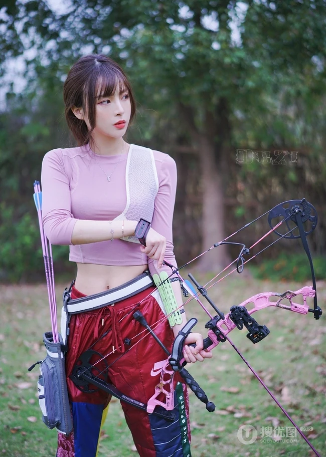 气质纤细线条苗条女生夏木颖 户外靶场玩复合弓写真图片