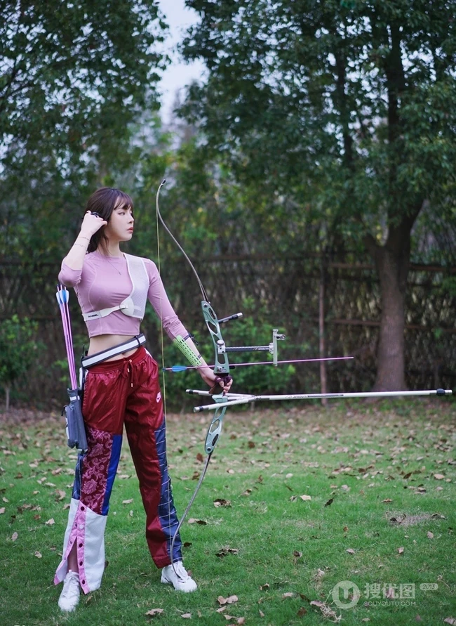 气质纤细线条苗条女生夏木颖 户外靶场玩复合弓写真图片