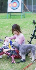 气质纤细线条苗条女生夏木颖 户外靶场玩复合弓写真图片