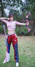 气质纤细线条苗条女生夏木颖 户外靶场玩复合弓写真图片