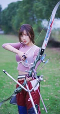 气质纤细线条苗条女生夏木颖 户外靶场玩复合弓写真图片