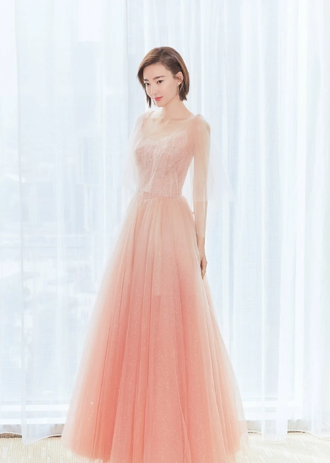 王丽坤粉衣长裙清新淡雅唯美写真图片