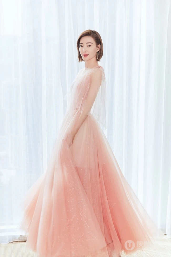 王丽坤粉衣长裙清新淡雅唯美写真图片