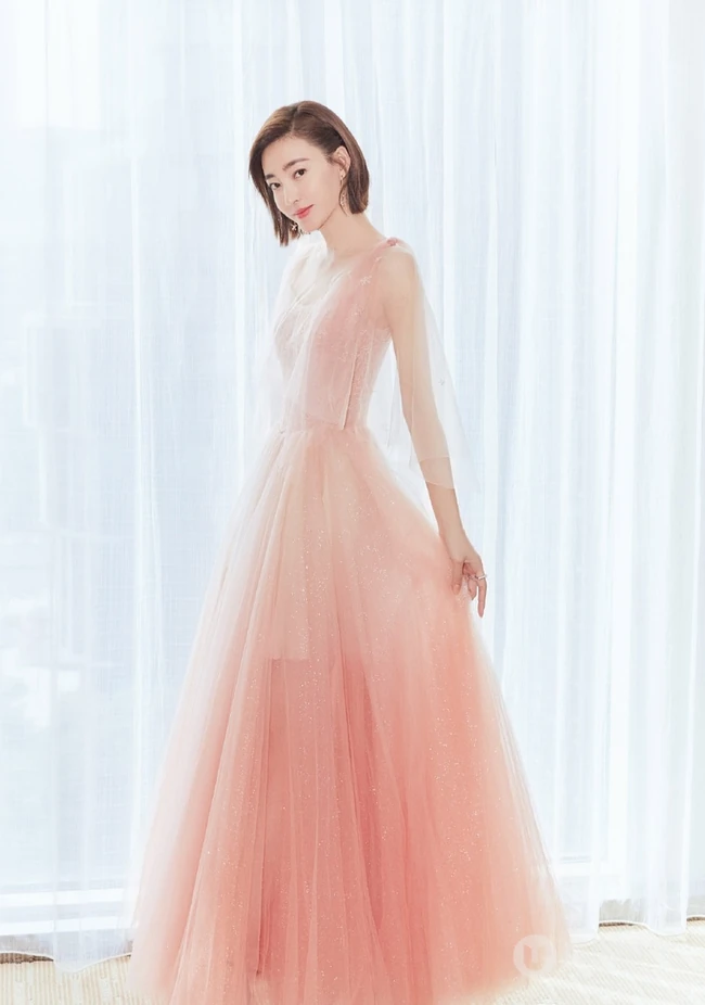 王丽坤粉衣长裙清新淡雅唯美写真图片