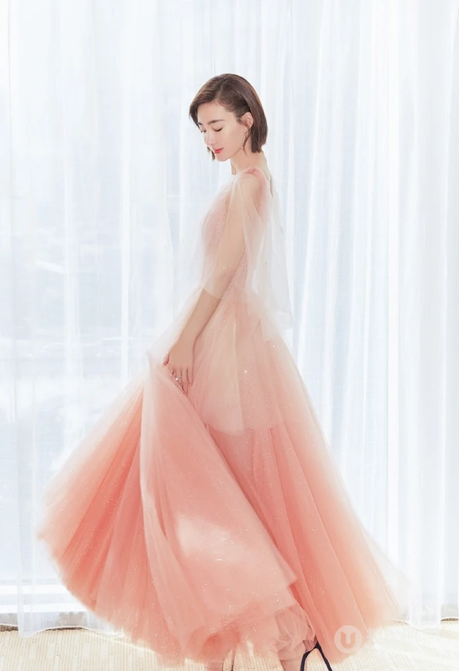 王丽坤粉衣长裙清新淡雅唯美写真图片