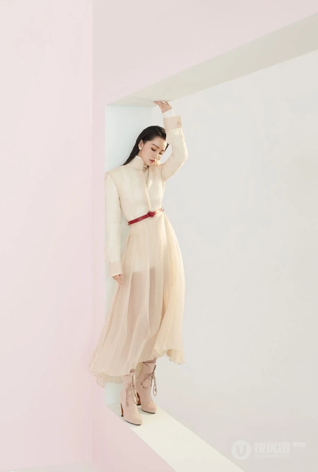 女明星李沁魅力时尚动人长发写真图片