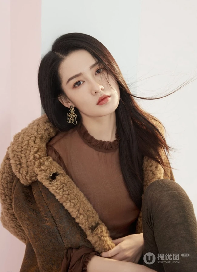 女明星李沁魅力时尚动人长发写真图片