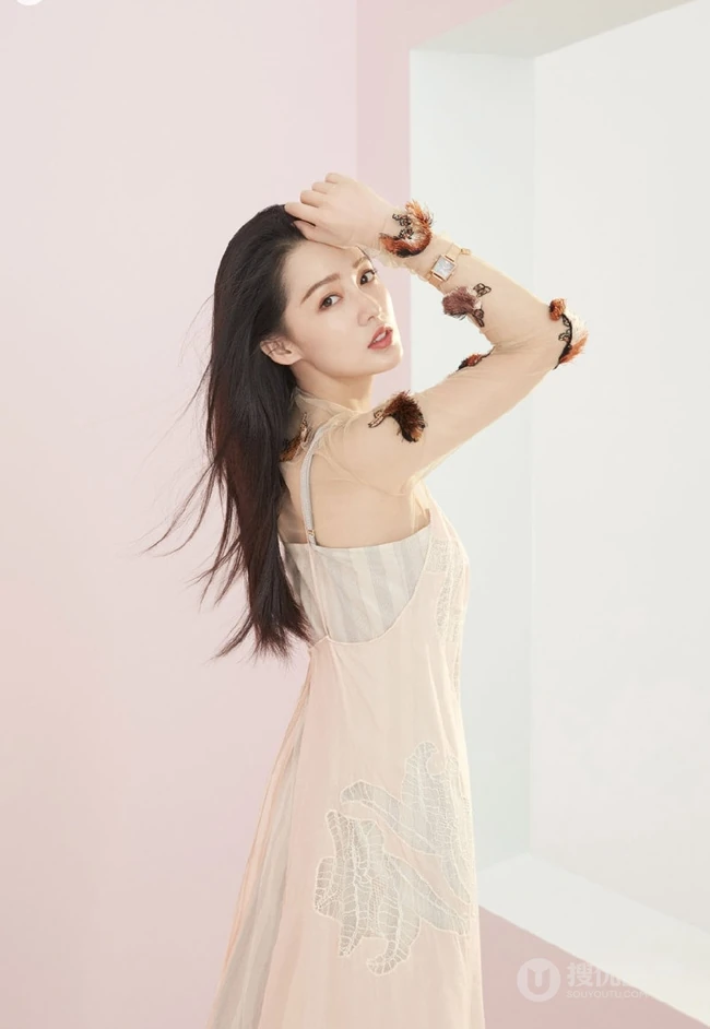 女明星李沁魅力时尚动人长发写真图片