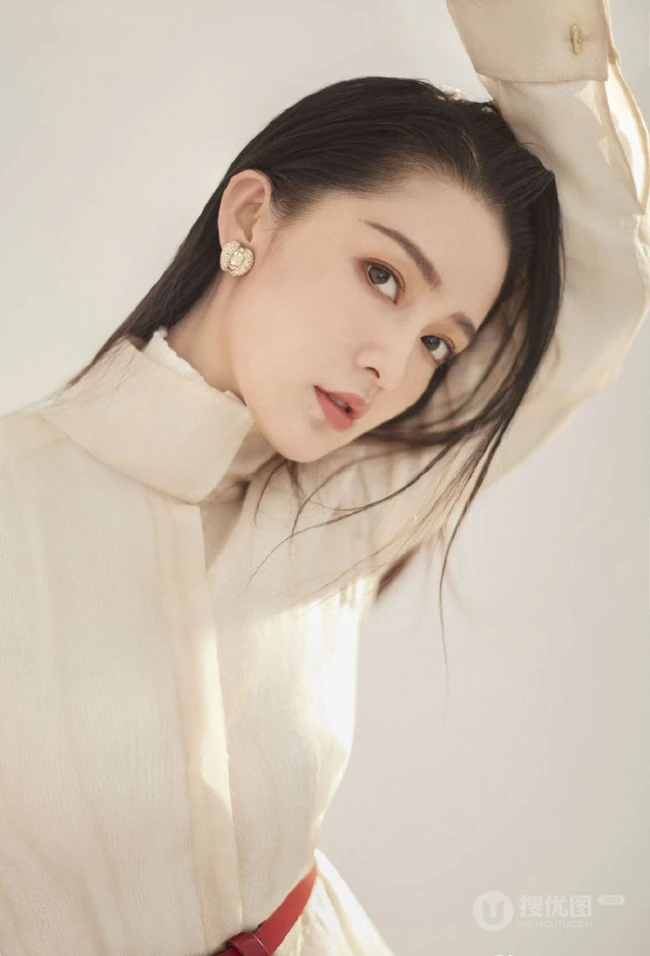 女明星李沁魅力时尚动人长发写真图片