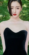 张天爱气质黑白配精致动人写真，上黑下白礼裙长裙林中美拍