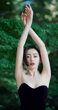 张天爱气质黑白配精致动人写真，上黑下白礼裙长裙林中美拍
