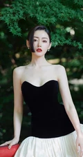 张天爱气质黑白配精致动人写真，上黑下白礼裙长裙林中美拍
